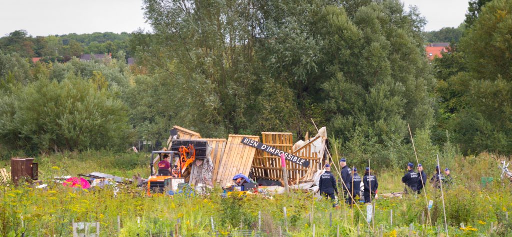 L'expulsion des opposants au projet de Mégaprison de Haren le 21-09-2015